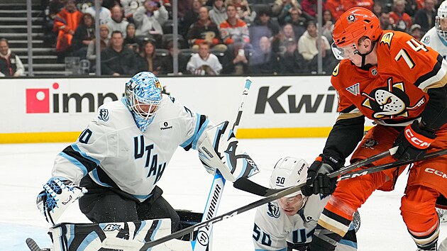 Karel Vejmelka v br�n� Utah Mammoth b�hem duelu s Anaheim Ducks.