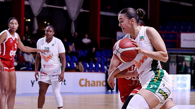 Eli�ka Hamzov� ze �abin Brno �to�� v z�pase s DSK Basketball Brand�s.