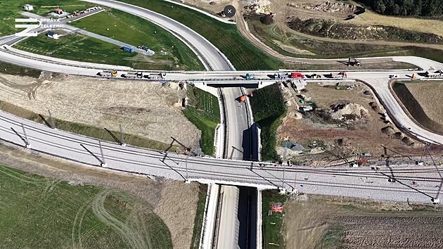 Tra protn novou prmyslovou znu Solnice-jih. Sloupy jsou pipraven na elektrizaci drhy.