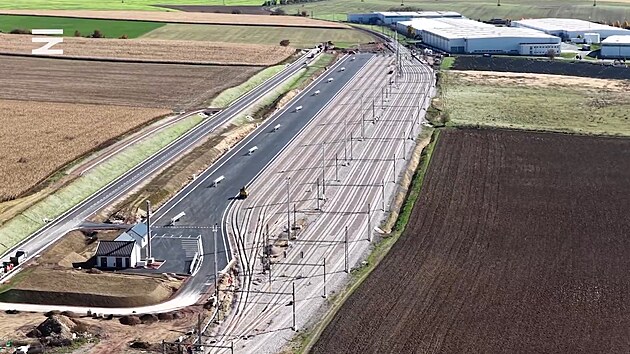 Seazovac ndra Lipovka umon pobl automobilky adit vagony s novmi vozy. Dosud se adily a v Tniti nad Orlic.