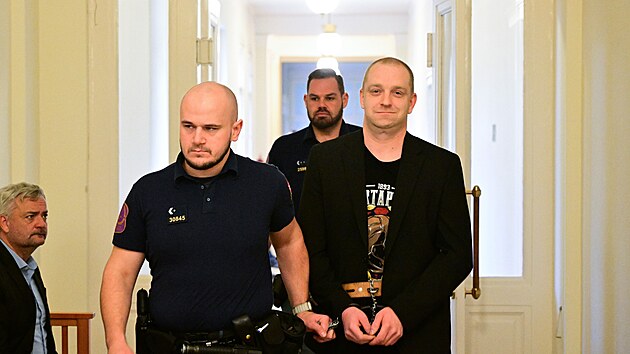 M�stsk� soud se za�al zab�vat p��padem Petra Zem�nka (uprost�ed), kter� �el� ob�alob� z pokusu o vra�du kv�li domn�l� n�rodnosti. (3. prosince 2025)