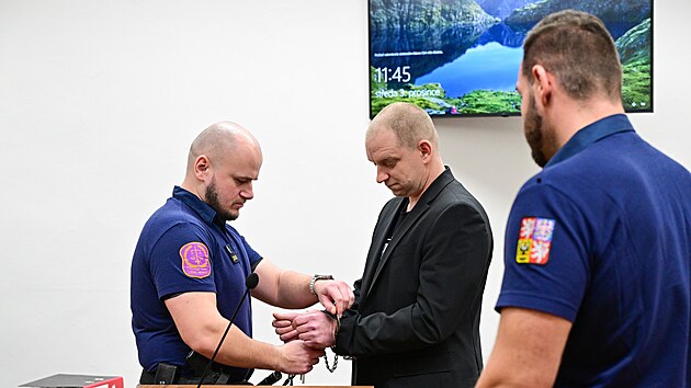 M�stsk� soud se za�al zab�vat p��padem Petra Zem�nka (uprost�ed), kter� �el� ob�alob� z pokusu o vra�du kv�li domn�l� n�rodnosti. (3. prosince 2025)