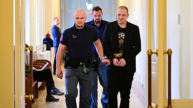 M�stsk� soud se za�al zab�vat p��padem Petra Zem�nka (uprost�ed), kter� �el� ob�alob� z pokusu o vra�du kv�li domn�l� n�rodnosti. (3. prosince 2025)