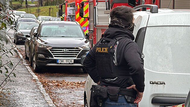 Policist� zasahuj� v Chotutick� ulici v pra�sk�ch Male�ic�ch, kde je ve 3.pat�e zabarik�dovan� mu�, kter� hroz� zap�len�m budovy. (5. prosince 2025)