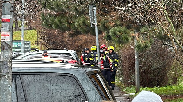 Policist� zasahuj� v Chotutick� ulici v pra�sk�ch Male�ic�ch, kde je ve 3.pat�e zabarik�dovan� mu�, kter� hroz� zap�len�m budovy. (5. prosince 2025)