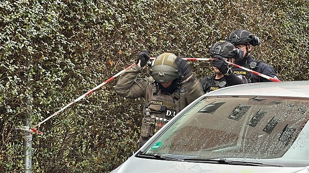 Policist� zasahuj� v Chotutick� ulici v pra�sk�ch Male�ic�ch, kde je ve 3.pat�e zabarik�dovan� mu�, kter� hroz� zap�len�m budovy. (5. prosince 2025)