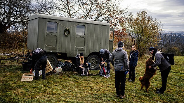 Spolek Prask pastvina spolu s dobrovolnky hnal stdo koz na novou pastvinu.