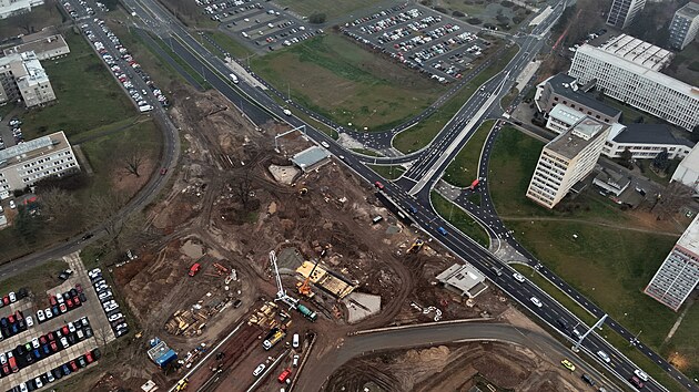 Pohled z dronu na rozestavnou kiovatku Mileta. Nyn pokrauj prce na vybudovn podchod, pedevm pod Sokolskou ulic. Stavbai dokonuj i prostor ped vjezdem do fakultn nemocnice. (prosinec 2025)