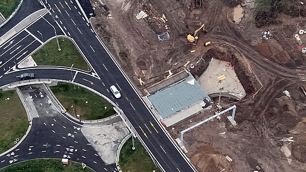 Pohled z dronu na rozestavnou kiovatku Mileta. Nyn pokrauj prce na vybudovn podchod, pedevm pod Sokolskou ulic. Stavbai dokonuj i prostor ped vjezdem do fakultn nemocnice. (prosinec 2025)