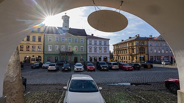 Na historickm nmst v Jaromi zaparkuje 280 aut, po pestavb bude o padest mst mn. (4. listopadu 2025)