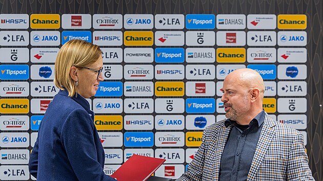 Hradeck� prim�torka Pavl�na Springerov� (HDK) a jednatel spole�nosti Fotbal HK 1905 Radek �enk uzav�eli smlouvu o prodeji v�t�inov�ho pod�lu ve fotbalov�m klubu. (5. prosince 2025)