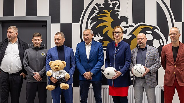 Hradec Kr�lov� slavnostn� uzav�el smlouvu o prodeji v�t�inov�ho pod�lu ve fotbalov�m klubu. Zleva spolumajitel firmy Fotbal HK 1905 Pavel Rejchrt, fotbalista V�clav Pila�, spolumajitel Ivo Ulich, �len p�edstavenstva Richard Jukl, prim�torka m�sta Pavl�na Springerov� (HDK) a spolumajitel� jednatel Radek �enk a Ond�ej Tomek. (5. prosince 2025)