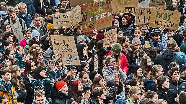 Studenti vysok�ch a st�edn�ch �kol protestovali proti sv��en� ministerstva �ivotn�ho prost�ed� kandid�tovi Motorist�, 9. prosince 2025, Brno.