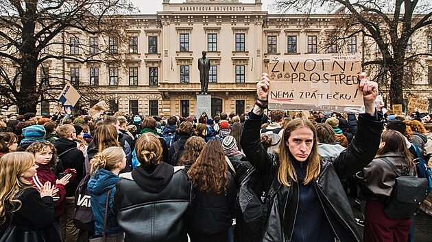 Studenti vysok�ch a st�edn�ch �kol protestovali proti sv��en� ministerstva �ivotn�ho prost�ed� kandid�tovi Motorist�, 9. prosince 2025, Brno.