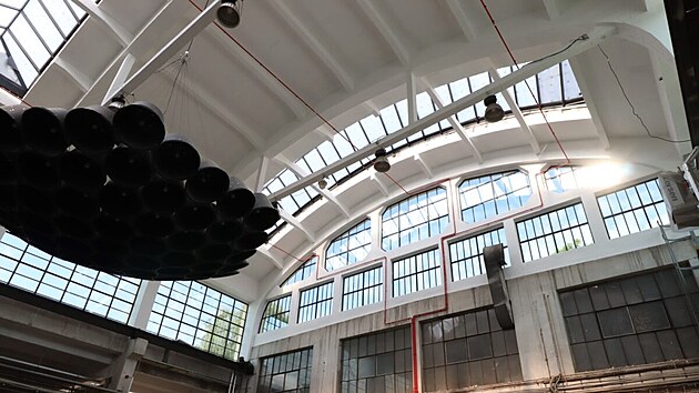 DEPO2015 v Plzni se dokal vrazn rekonstrukce. Objekt zskal novou stechu a svtlky z ptistovky originlnch tabul skla.