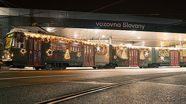 Plzesk vnon tramvaj letos pipomn chaloupku. na kolejch.