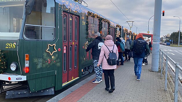 Plzesk vnon tramvaj pipomn chaloupku. Dominuje tmav zelen a erven barva. (1. prosince 2025)