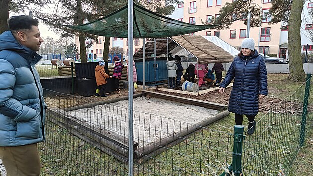 Slepiky pinej radost nejen dtem ze kolky, ale i lidem z okol. Na snmku je editel 70. matesk koly v Plzni Skvranech Oskar Arce. (27. listopadu 2025)