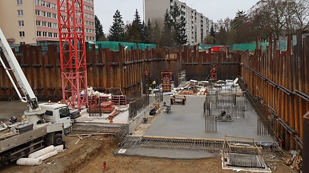 Dv� v��kov� budovy Sisters budou st�t na metr vysok� desce ze speci�ln�ho vysokopevnostn�ho betonu.