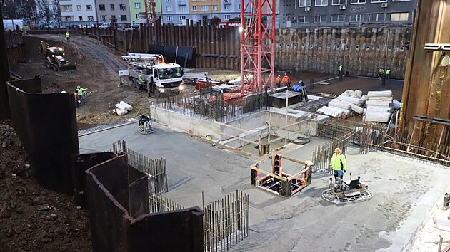 Dv� v��kov� budovy Sisters budou st�t na metr vysok� desce ze speci�ln�ho vysokopevnostn�ho betonu.