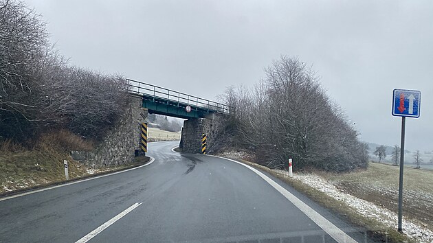 Nehoda auta fotbalisty Davida Limberskho se stala v zkm elezninm podjezdu mezi Louim a Hlubokou na Domalicku v beznu 2019. (5. prosince 2025)