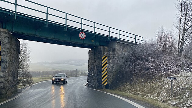 Nehoda auta fotbalisty Davida Limberskho se stala v zkm elezninm podjezdu mezi Louim a Hlubokou na Domalicku v beznu 2019. (5. prosince 2025)