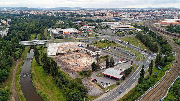 Prostranstv� u k�i�ovatky Rokycansk� a Jate�n� ulice v Plzni z v��ky. Je�t� loni v kv�tnu tam st�l ostudn� objekt p�ezd�van� Sklen�n� peklo.