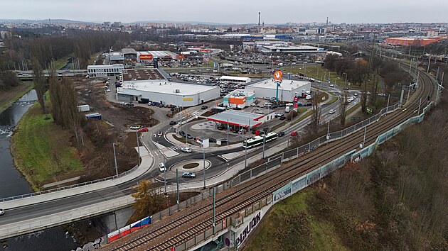 Prostranstv� u k�i�ovatky Rokycansk� a Jate�n� ulice v Plzni, kde vyrostl zbrusu nov� obchodn� komplex. (4. prosince 2025)