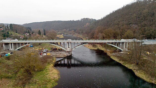 Zrekonstruovan most v Libln na Rokycansku pes eku Berounku zane brzy slouit idim. Prjezdn bude po tm pti letech. (3. prosince 2025)
