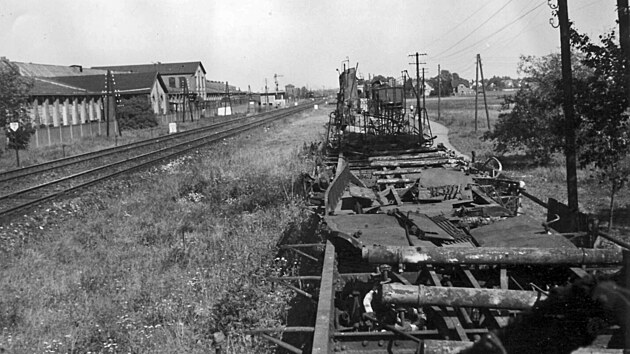 Zni�en� vagony odstaven� v roce 1945 ve v�hybn� barto�ovick�ho lihovaru ve Stud�nce. GPS: 49.7054028N, 18.0551061E