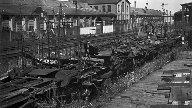 Zni�en� vagony odstaven� v roce 1945 ve v�hybn� barto�ovick�ho lihovaru ve Stud�nce. GPS: 49.7054028N, 18.0551061E