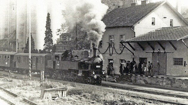 Lokomotiva 423.041 v �ele slavnostn�ho vlaku b�hem oslav 100 let trati Pe�ky - Kou�im - Be�v�ry, 25. ��jna 1981