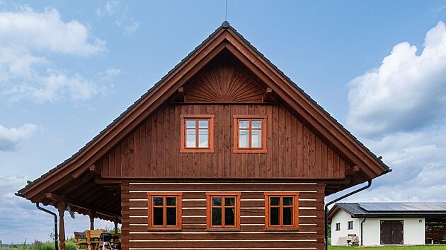 V�etn� hrub� otesan�ho vzhledu tr�m�, �emu� zvolen� v�robce
ochotn� vyhov�l.