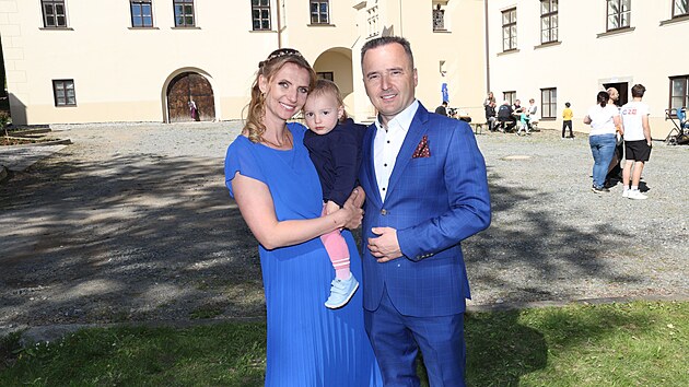 Zp�va�ka s partnerem Michalem Farn�kem a dcerou Roz�rkou p�zuj� na sv�m n�dvo��.