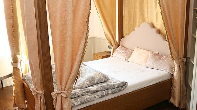 Dcery Moni�ina p��tele z p�edchoz�ho vztahu maj� k dispozici postele s nebesy.