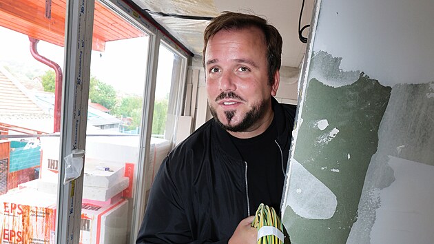 T�mhle kabel, tuhle kabel a je�t� tady kabel, zp�v�k se protahov�n� dr�t� neboj�!