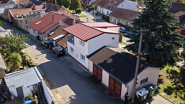 D�m je v ulici patrn� na prvn� pohled, nebo� do d�lky z��� novotou.
