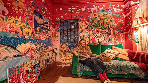 Ru�ní výzdoba zasáhla ka�dou st�nu.