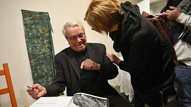 Viktor Kol (vlevo) na ktu knihy v ostravskm Antikvaritu Fiducia (4. prosince 2025)