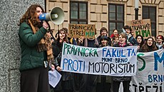 Studenti v BrnÄ� protestovali proti svÄ�řen�­ životn�­ho prostřed�­ Motoristům