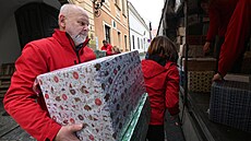 Olomoucká charita poslala chudým dÄ�tem na Ukrajinu 467 vánoÄ�n�­ch bal�­Ä�ků