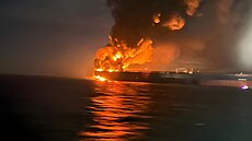 Hoící sankcionovaný tanker v erném moi. (29. listopadu 2025)