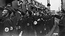 Rekreanti z �ad nacistické odborové organizace KdF na berlínském nádra�í...