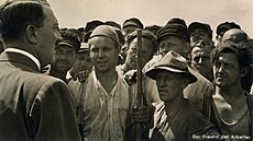 P�ítel pracujících. Adolf Hitler na pohlednici z roku 1930, autorem byl z�ejm�...