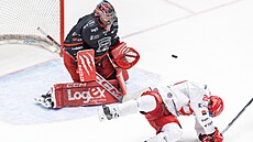 Branká� Filip Novotný z Hradce Králové a Petr Vrána z T�ince.