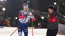 Mikulá� Karlík se ob�erstvuje p�i individuálním závod� v Östersundu.