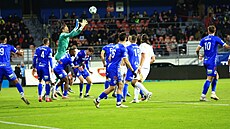 Branká� Artisu Brno Tomá� Holý si jde pro mí� v utkání se Spartou.