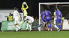 Mí� pevn� dr�í branká� Sparty Jakub Surov�ík.