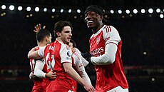 Noni Madueke se usmívá po úvodní brance Mikela Merina.