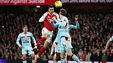 Mikel Merino dává první branku Arsenalu proti Brentfordu.